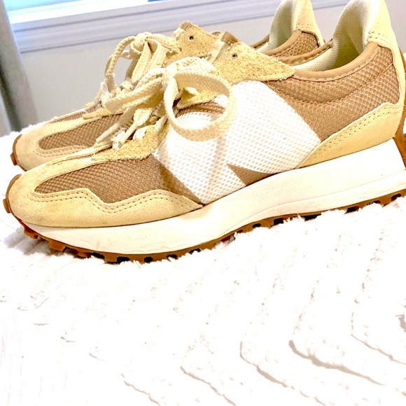 New balance - Picture 1 of 5